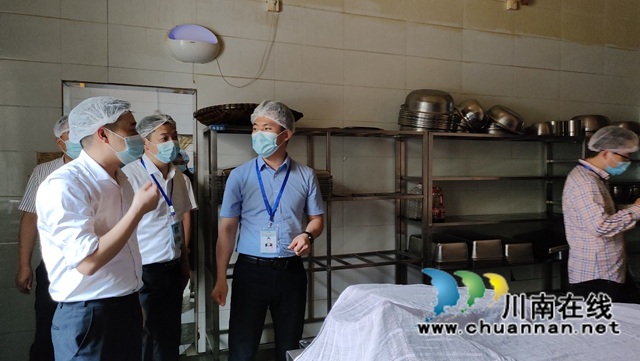 龚绪带队查看食品操作间 .jpg