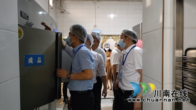 龚绪带队查看食品存放 .jpg