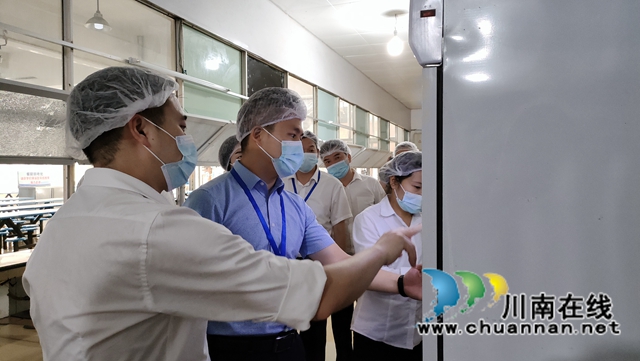 龚绪带队查看食品留样情况 (2).jpg