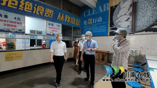 龚绪带队查看食堂环境 (2).jpg