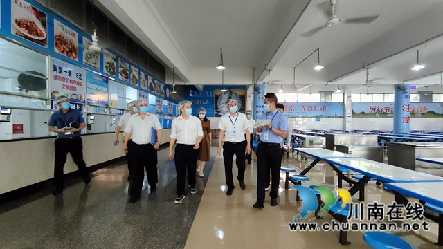 龚绪带队查看食堂环境 (1).jpg