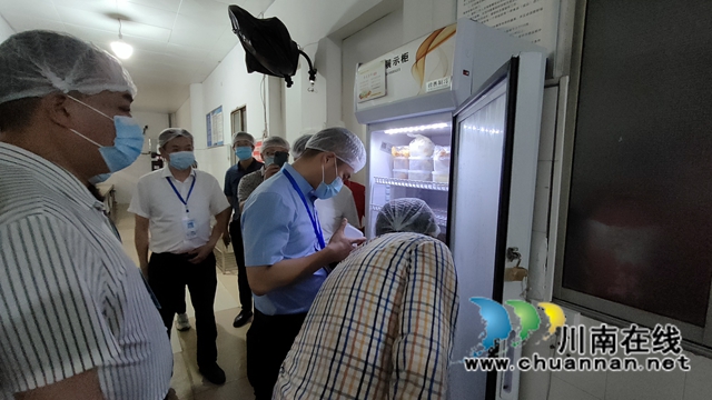 龚绪带队查看食品留样情况 (1).jpg