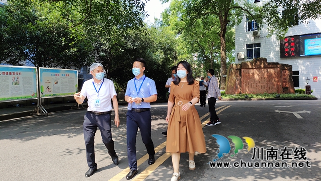 刘书记向龚绪艾青汇报食堂情况 .jpg