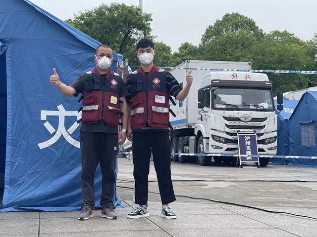 泸州战疫“双勇士”：白衣执甲，逆行邻水！