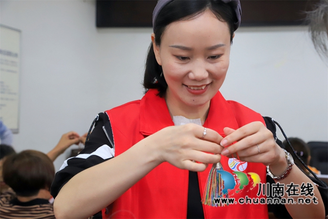 做香囊、包粽子……这几天，云龙镇达康社区热闹不已，丰富多彩的端午活动纷至沓来。6月2日，在端午节即将到来之际，泸县云龙镇开展“浓情香包话端午”主题志愿服务活动。.jpg