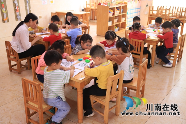 每天下午四点半延时服务时间，云龙镇中心幼儿园里热闹非凡。为切实解决学生课后接送难、作业辅导难等问题，从今年4月起，云龙镇中心幼儿园积极推行课后延时服务，拓展课后服务项目，为孩子打造课后“幸福时光”。.JPG