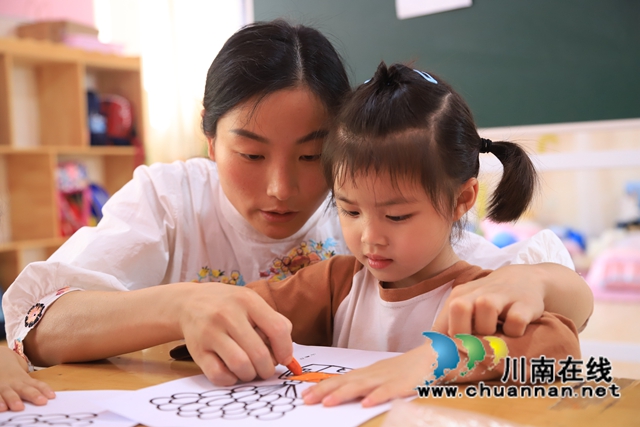 美术延时课非常受学生欢迎，教室里，老师将准备好的粘土、画笔等材料一一分发到小朋友的手上。在老师带领下小朋友们化身小小画家。.JPG