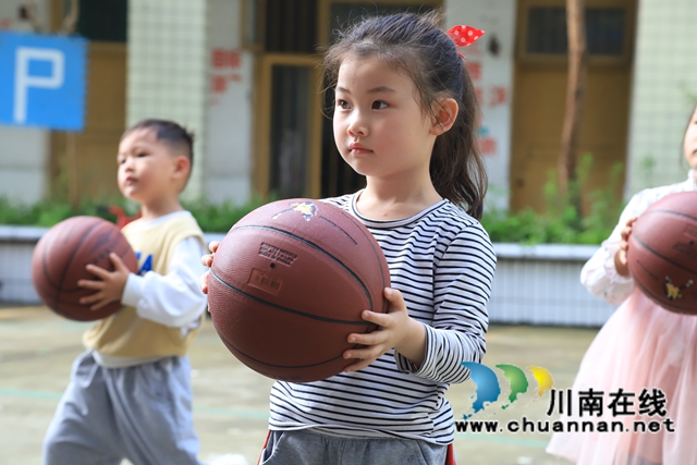 据介绍，云龙镇中心幼儿园在课后延时服务课堂精心设计了手工、绘画、体育、益智游戏等10余个项目，为孩子们的课后生活增添了靓丽色彩。.JPG