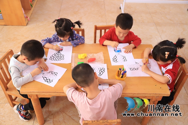 5月30日，在第72个“六一”国际儿童节即将到来之际，云龙镇中心幼儿园开展“迎六一·童心共绘”活动。 (11).JPG