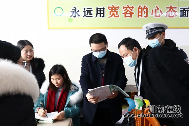 古蔺县“四个一”活动助推乡村学校高质量发展(图1) 县教体局机关党委书记姚杰检查学校工作.jpg