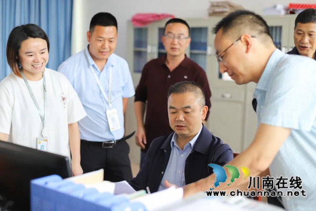 古蔺县“四个一”活动助推乡村学校高质量发展(图2) 县教体局局长罗富华深入学校检查工作.jpg