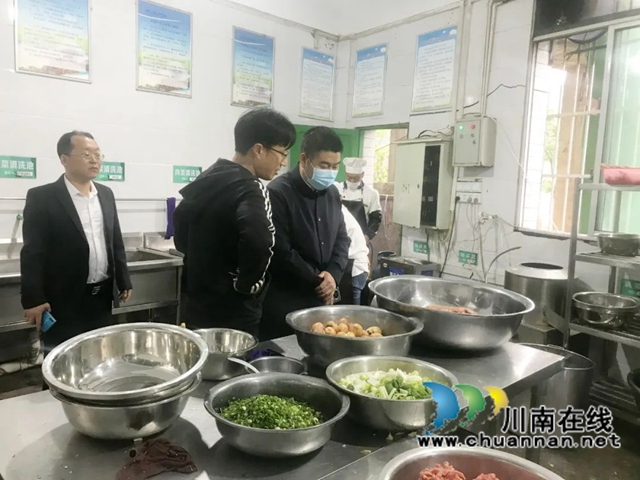 古蔺县“四个一”活动助推乡村学校高质量发展(图3) 古蔺县无党派人事、县教体局副局长丁勇检查学校工作.jpg