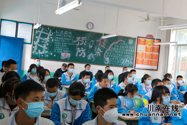 古蔺县“四个一”活动助推乡村学校高质量发展(图5) 县教体局副局长黄忠检查学校工作.jpg