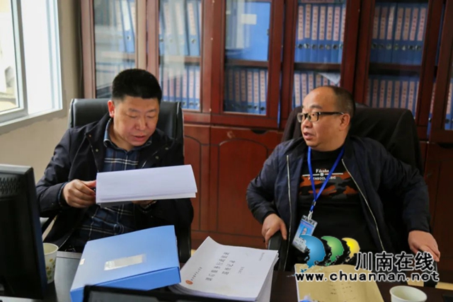 古蔺县“四个一”活动助推乡村学校高质量发展(图4) 县教体局副局长杜雄检查学校工作.jpg