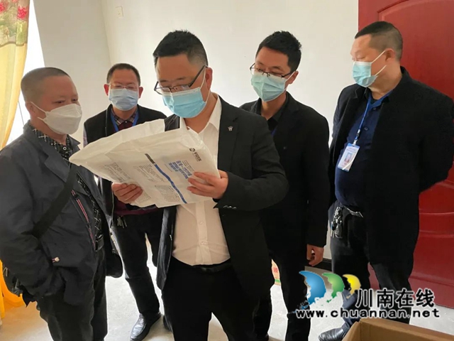 古蔺县“四个一”活动助推乡村学校高质量发展(图6) 县人民政府总督学朱秋维督查学校工作.jpg