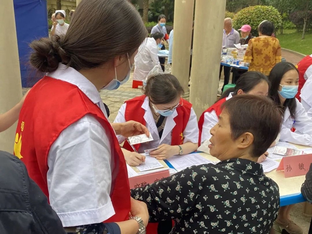 【对标找差 提能增效】合江县中医医院:免费义诊,发放药品,“温”暖民心!(图4) 4.jpg