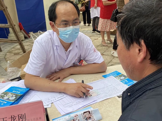 【对标找差 提能增效】合江县中医医院:免费义诊,发放药品,“温”暖民心!(图3) 3.jpg