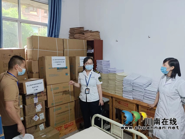 图为执法人员正在查看学校防控物资储备情况.jpg