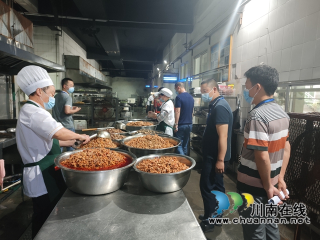 泸县市场监管局开展高考考点食品安全专项检查(图2) 微信图片_202206071118041.jpg