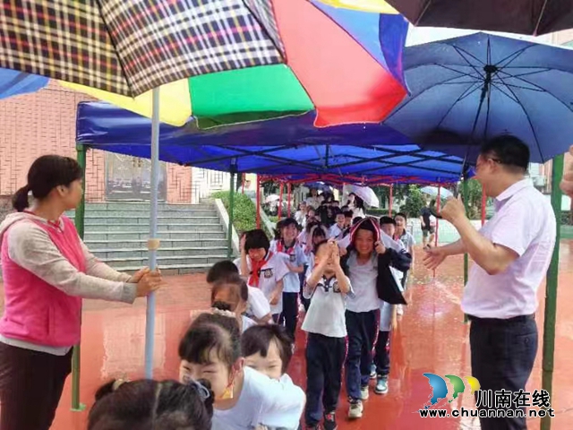 泸州十八中：暴雨中，教职工为孩子们撑起“爱的保护伞”！