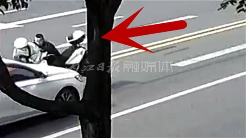 要咋子？内江街头，这两轮公然越线逆行撞汽车！