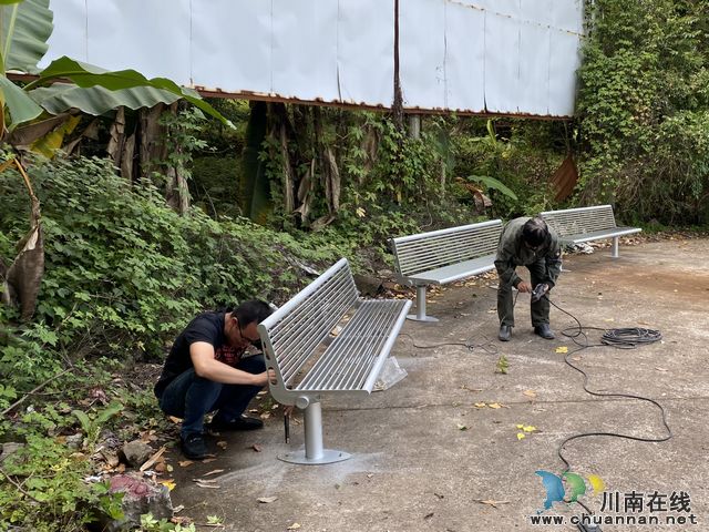 龙马潭区鱼塘街道王庄村:小小休闲椅 处处显真情(图1) 1.jpg