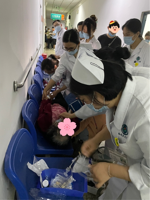 有位老奶奶晕倒了，请各位老师帮忙救一下！