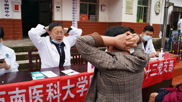 西南医大附院:博士专家团队进彝乡 把健康送到凉山越西群众“家门口”(图4) 4.jpg