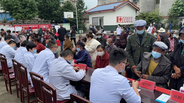 西南医大附院:博士专家团队进彝乡 把健康送到凉山越西群众“家门口”(图2) 2.jpg