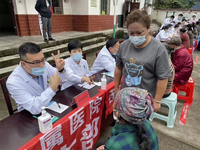西南医大附院:博士专家团队进彝乡 把健康送到凉山越西群众“家门口”(图6) 6.jpg