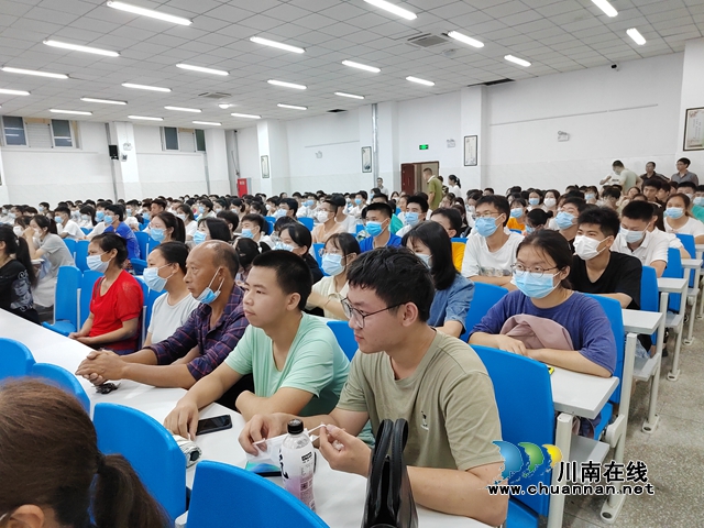 纳溪区护国中学举行高考志愿填报公益讲座(图3) 护3.jpg