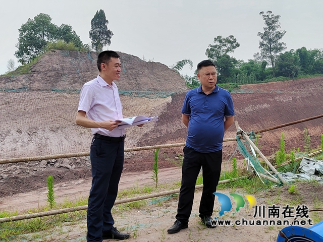 刘本国（右一）实地察看项目选址.jpg