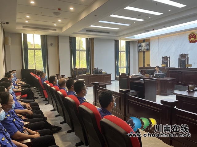 观摩庭审 以案释法——县综合行政执法局开展旁听法庭庭审活动6 (2).jpg