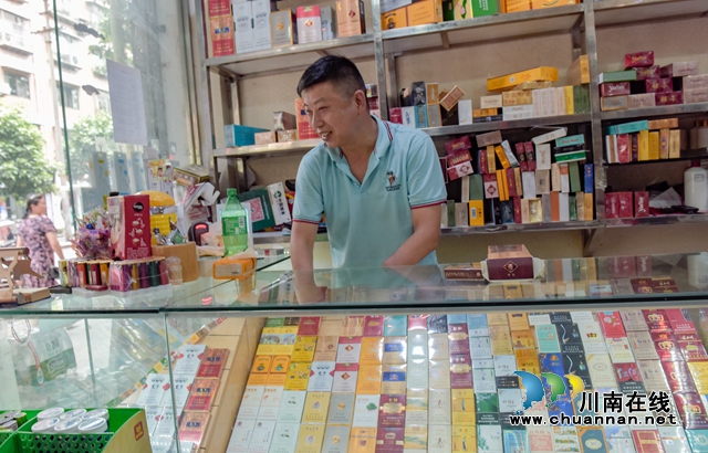 1.宋启银整理烟柜产品陈列.JPG