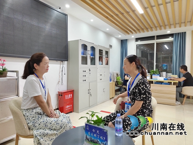 龙马潭区小市街道:回家路不再打滑(图5) 小市街道纪工委书记宋富英与社区党委书记交流居民群众反馈的意见.jpg