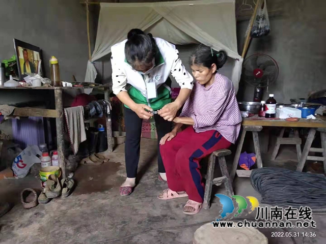 江阳区残联:推进“民心守护”工程,居家托养服务暖人心(图1) 为残疾人剪指甲.jpg