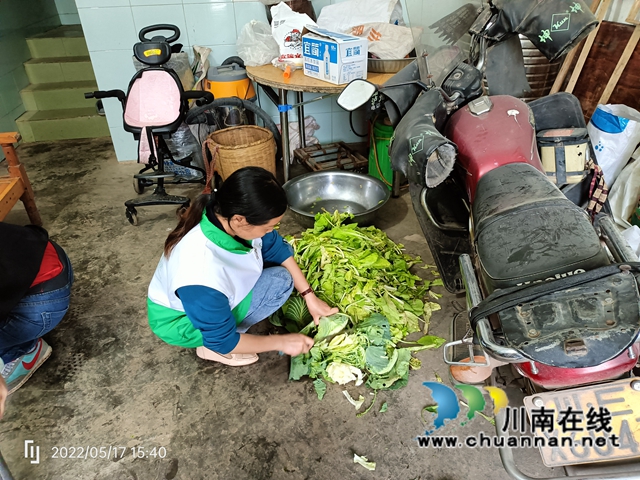 江阳区残联:推进“民心守护”工程,居家托养服务暖人心(图2) 在残疾人家里做家政服务.jpg