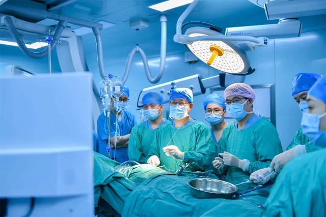 内外联合!西南医大附院心脏团队完成首2例经心尖导管缘对缘二尖瓣夹合手术(图2) 2.jpg