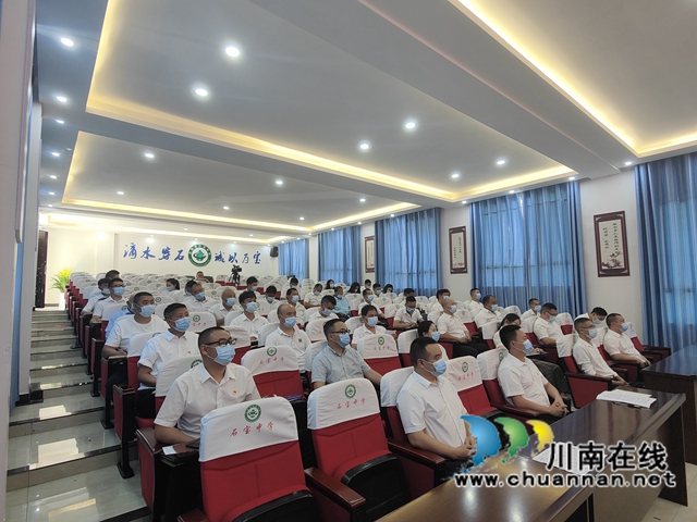 古蔺:“阳光问廉”火辣开问,走进基层解难题(图4) 问廉现场,参会人员观看问题短片.jpg