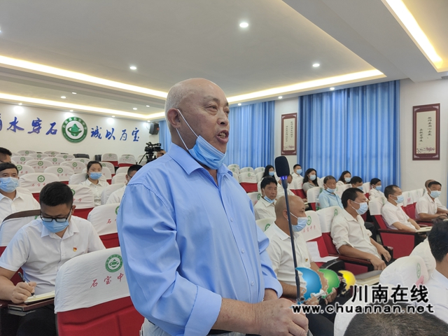 古蔺:“阳光问廉”火辣开问,走进基层解难题(图2) 提问环节,群众代表发起提问.jpg