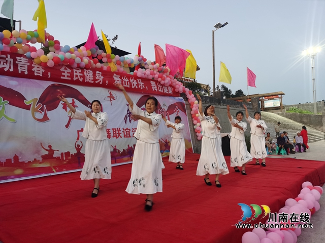 古蔺:苗乡魅力广场舞(图4) 茶园村茶逸飘香鼓舞队一朵白云在蓝天.jpg