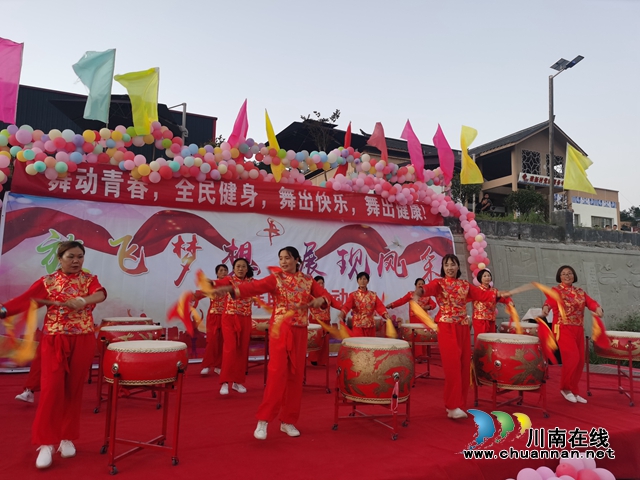 古蔺:苗乡魅力广场舞(图8) 建新村阳光舞蹈队龙鼓舞.jpg