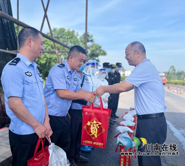 酷暑送清凉,关爱鼓干劲!泸县立石镇党委书记艾斌带队送“清凉”(图1) 图片1.jpg