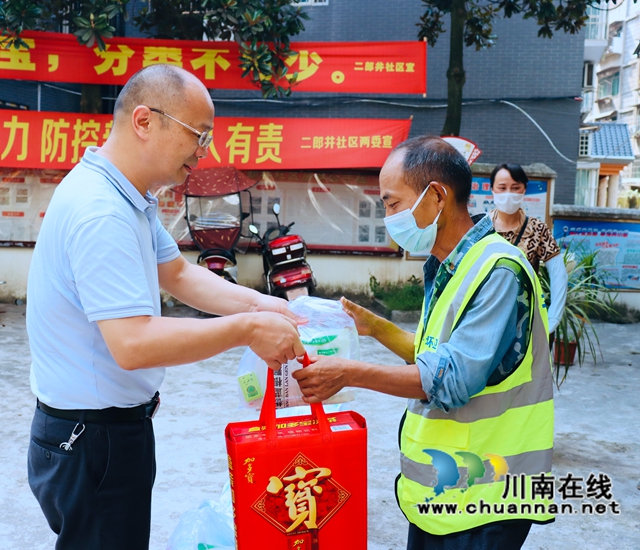 酷暑送清凉,关爱鼓干劲!泸县立石镇党委书记艾斌带队送“清凉”(图3) 图片3.jpg