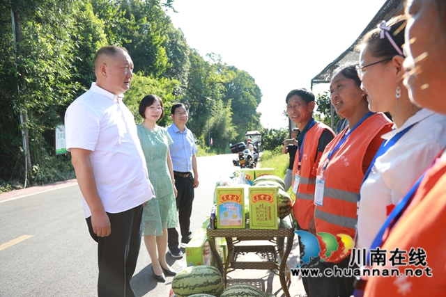 致敬高温下的劳动者!合江县领导开展“送清凉”慰问活动(图2) 仁2.jpg