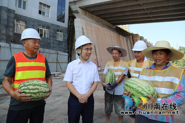 致敬高温下的劳动者!合江县领导开展“送清凉”慰问活动(图4) 仁4.jpg
