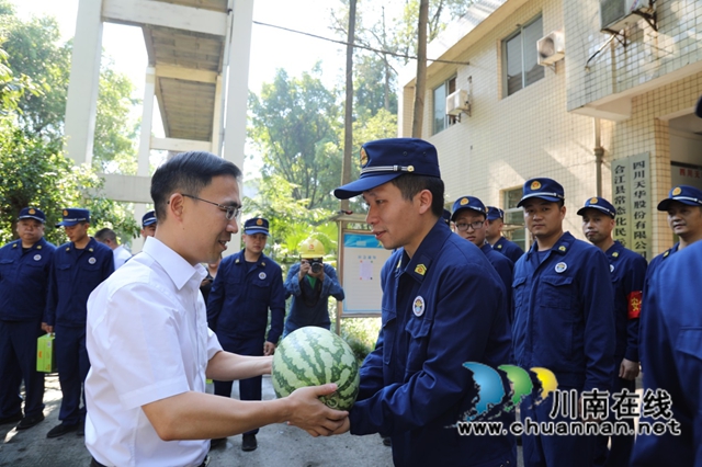 致敬高温下的劳动者!合江县领导开展“送清凉”慰问活动(图6) 仁6.jpg