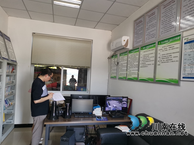 江阳区残联全面开展“民心守护”专项监督检查工作(图2) 检查村社区残协建设情况.jpg