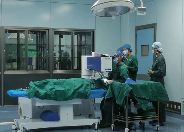 【关注】1.3秒！矫正近视，暑假手术排起队了