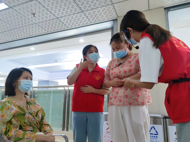 快看!泸州市人民医院来了一群年轻的“红马甲”(图4) 4.jpg